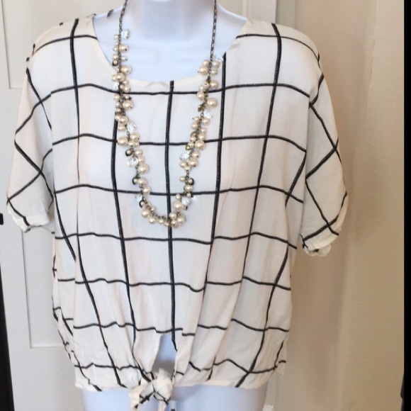 herinbe tu Tops - White and black striped tie top